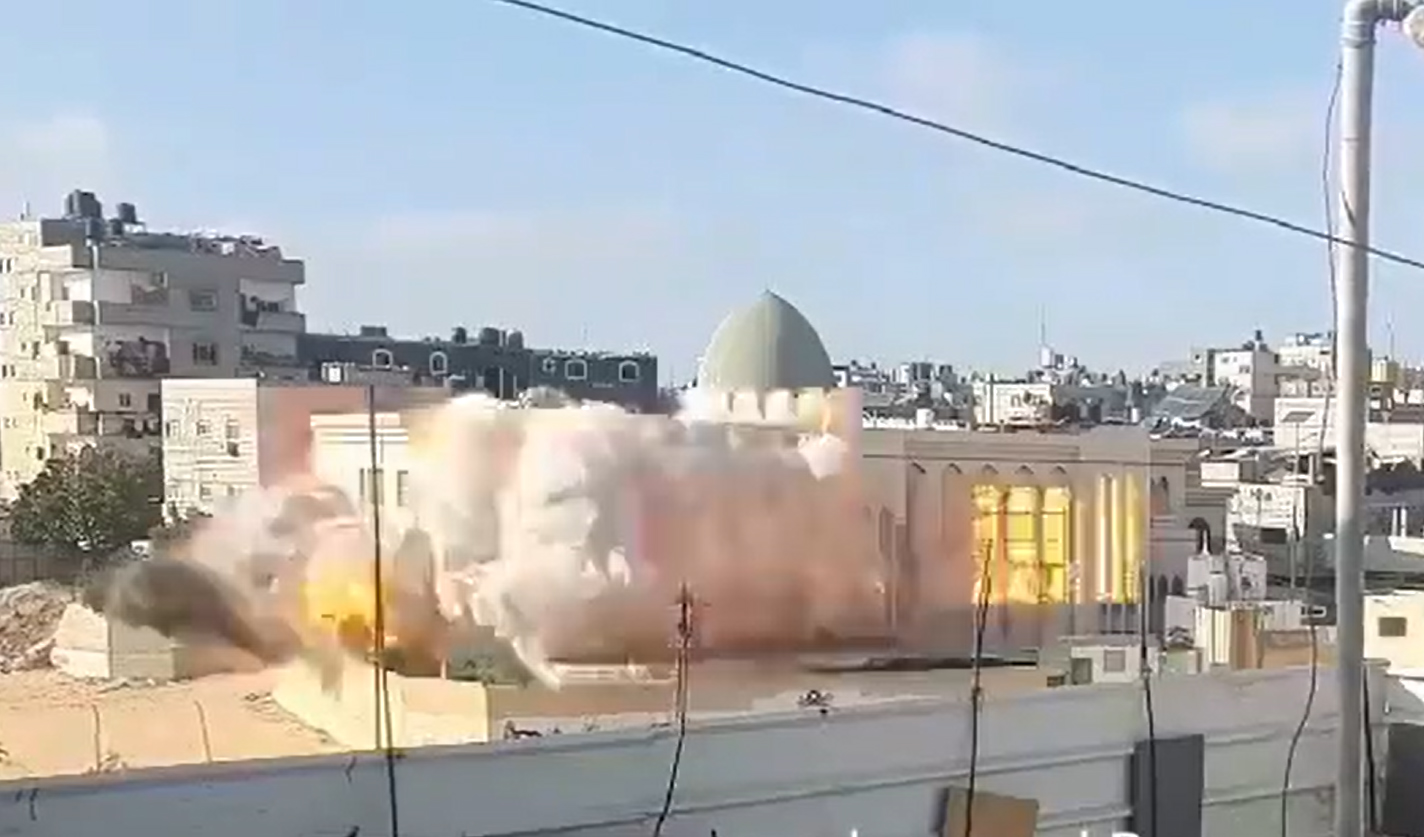 فيديو / العدو الصهيوني يقصف مسجدا آخرا في غزة