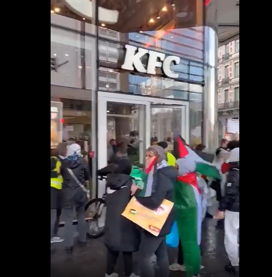 Video: Protesters rally in front of a pro-Israeli restaurant in Brussels, calling boycott