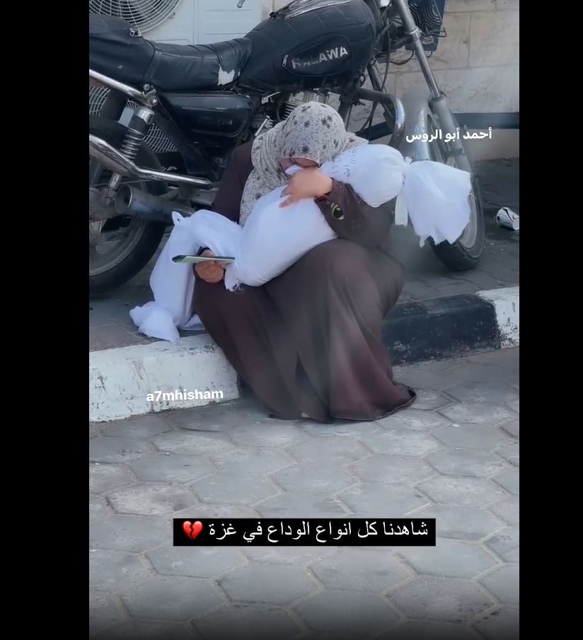 فيديو / أم تحتضن فقيدها وهي تبكي الذي استشهد في غارة صهيونية وحشية على غزة