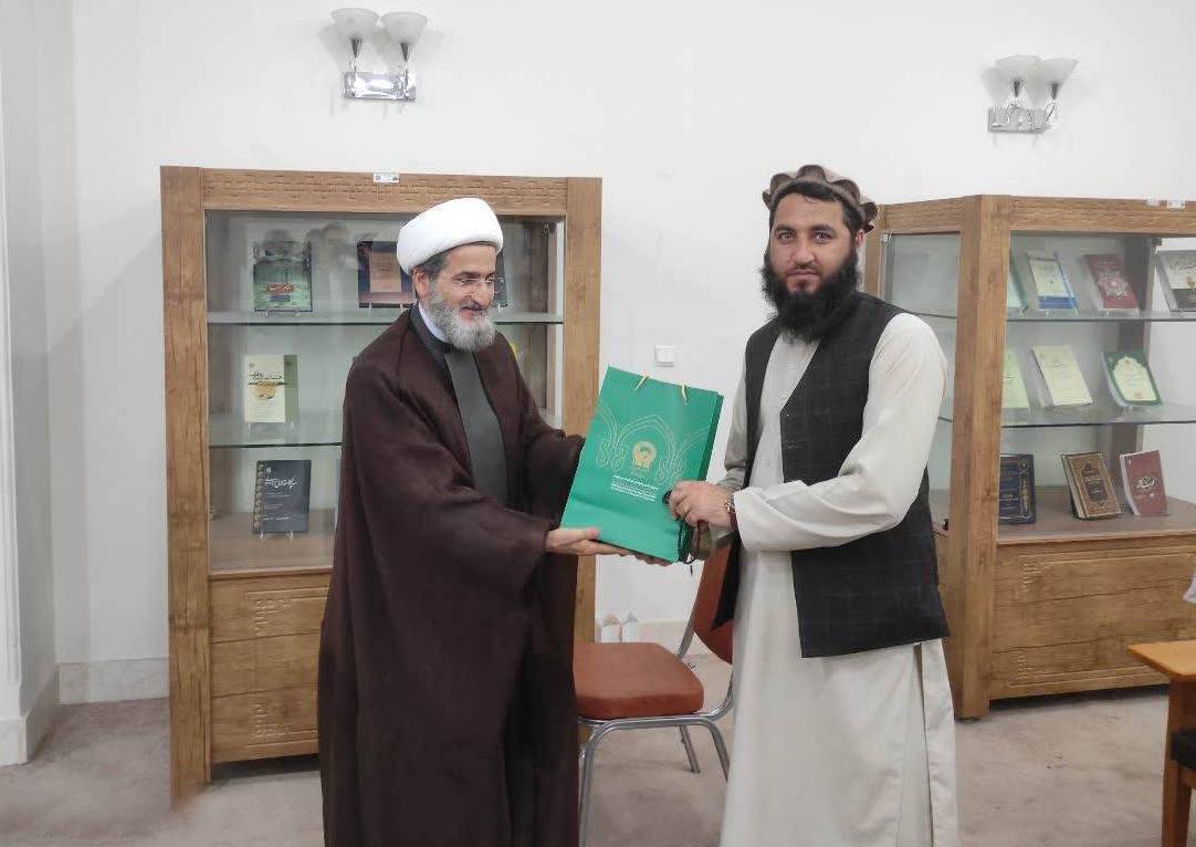 وفد من أساتذة جامعة‌ ننغرهار الأفغانية يلتقي مساعد العتبة‌ الرضوية‌ المقدسة‌ في الشوون الدولية‌