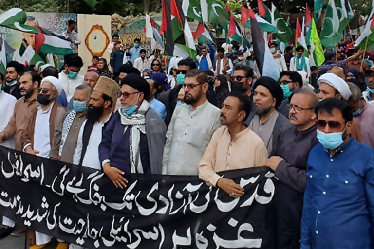 آلاف الباكستانيين يطالبون بوقف المجازر الصهيونية من أمام السفارة الأمريكية