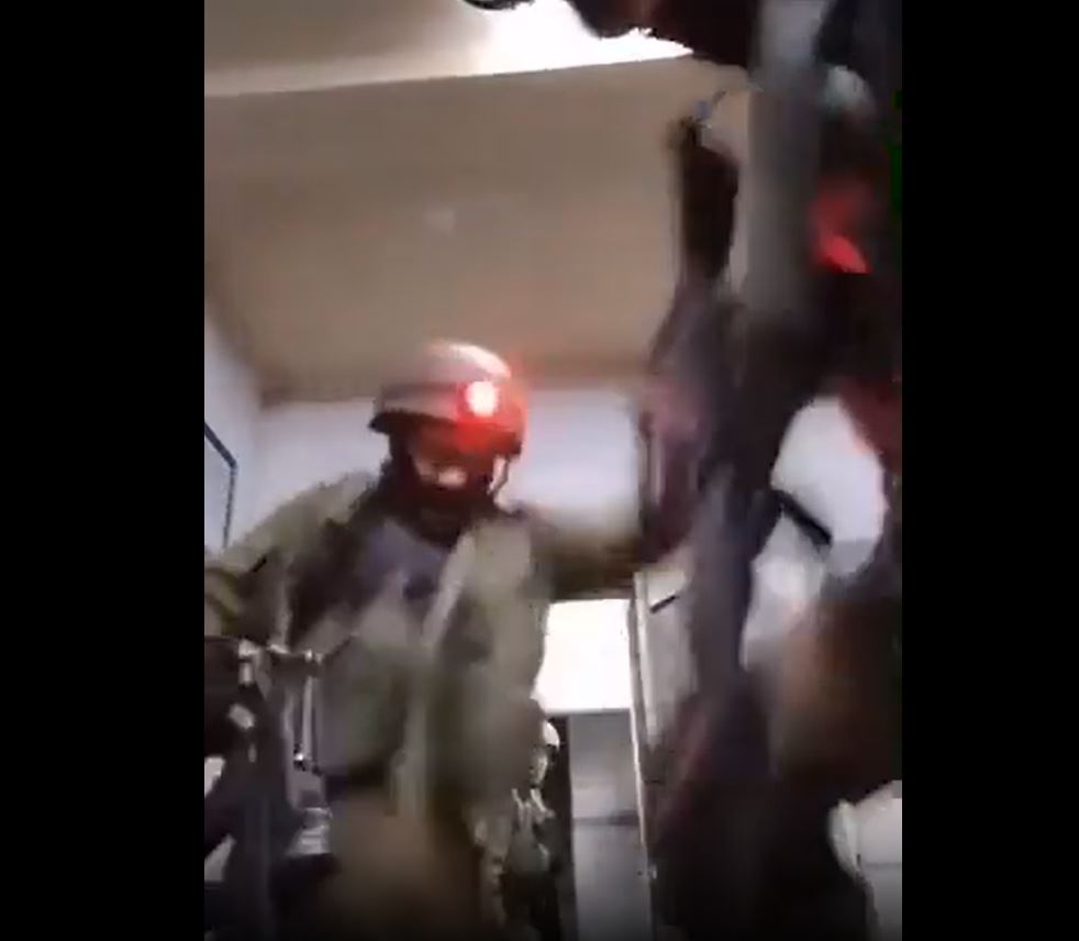 فيديو / جنود الاحتلال الصهيوني يعتدون على فلسطيني بوحشية في مدينة خليل المحتلة