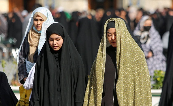 اعتناق فتاة‌ تايلندية‌ الإسلام في الحرم الرضوي  