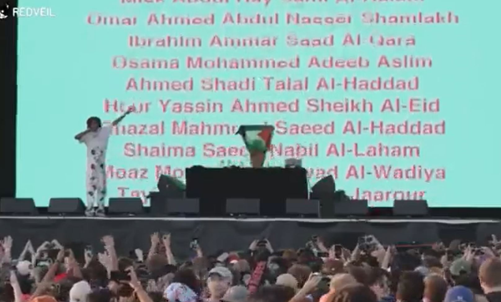 Video: American rapper displays names of Palestinian martyrs at his concert, calling immediate ceasefire in Gaza