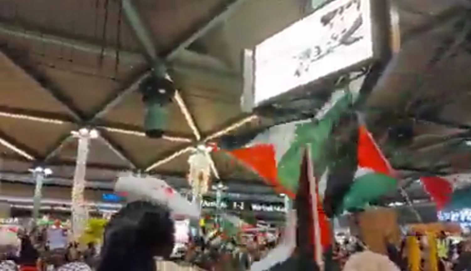 فيديو / مظاهرات واسعة بمطار شيفول الدولي في أمستردام الهولندية