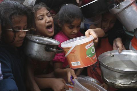 ग़ज़्ज़ा में फ़िलिस्तीन के मज़लूम नागरिक खाना लेने के लिए लाइन में खड़े हुए। VIDEO