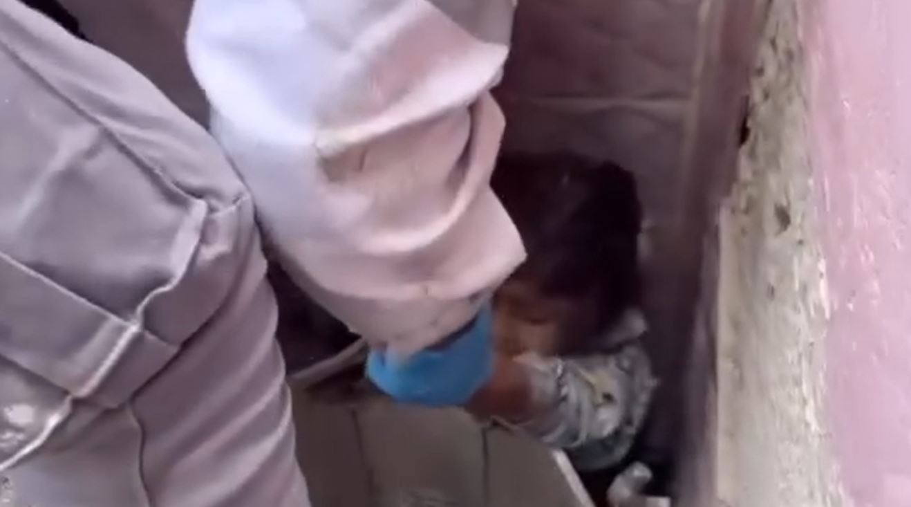 Video: Rescue teams pull out alive a little girl from rubble of a destroyed home in Gaza