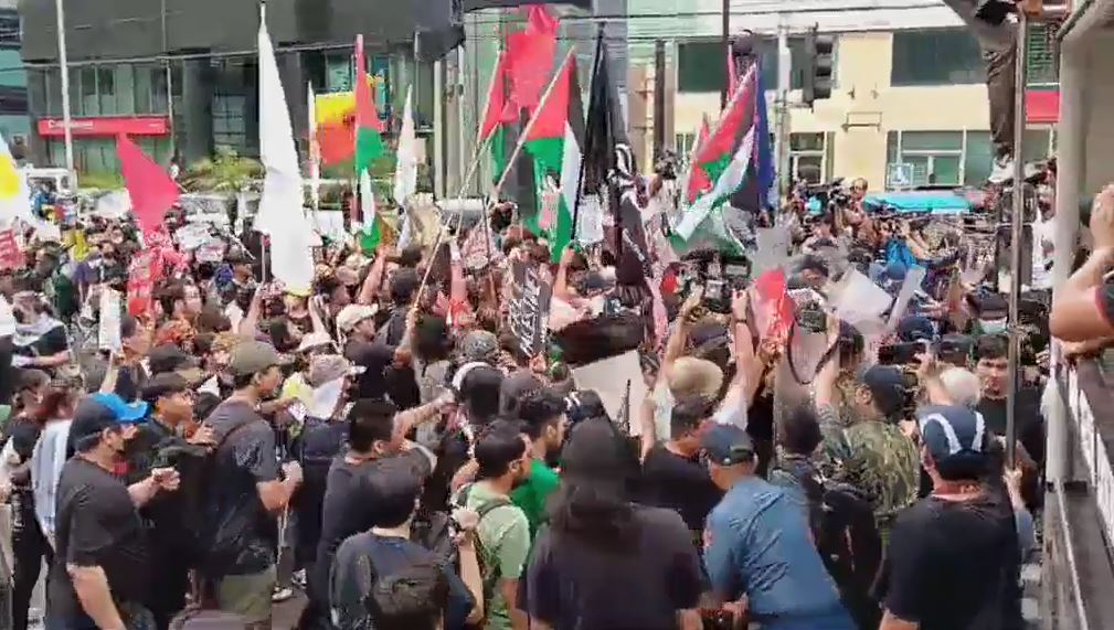 Video: Hundreds of angry pro-Palestine protesters try to storm U.S. embassy in Philippines 