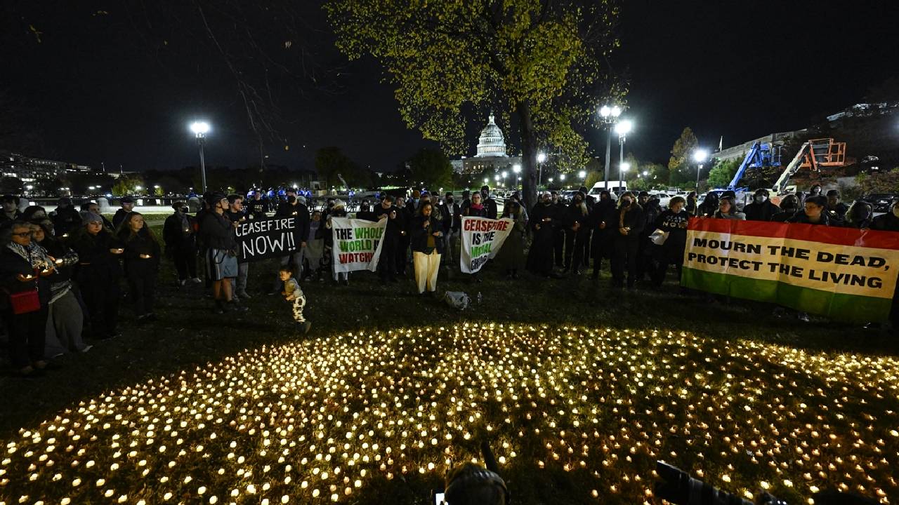 Video: Washington police attack peaceful protestors lit candles to honor Gaza victims