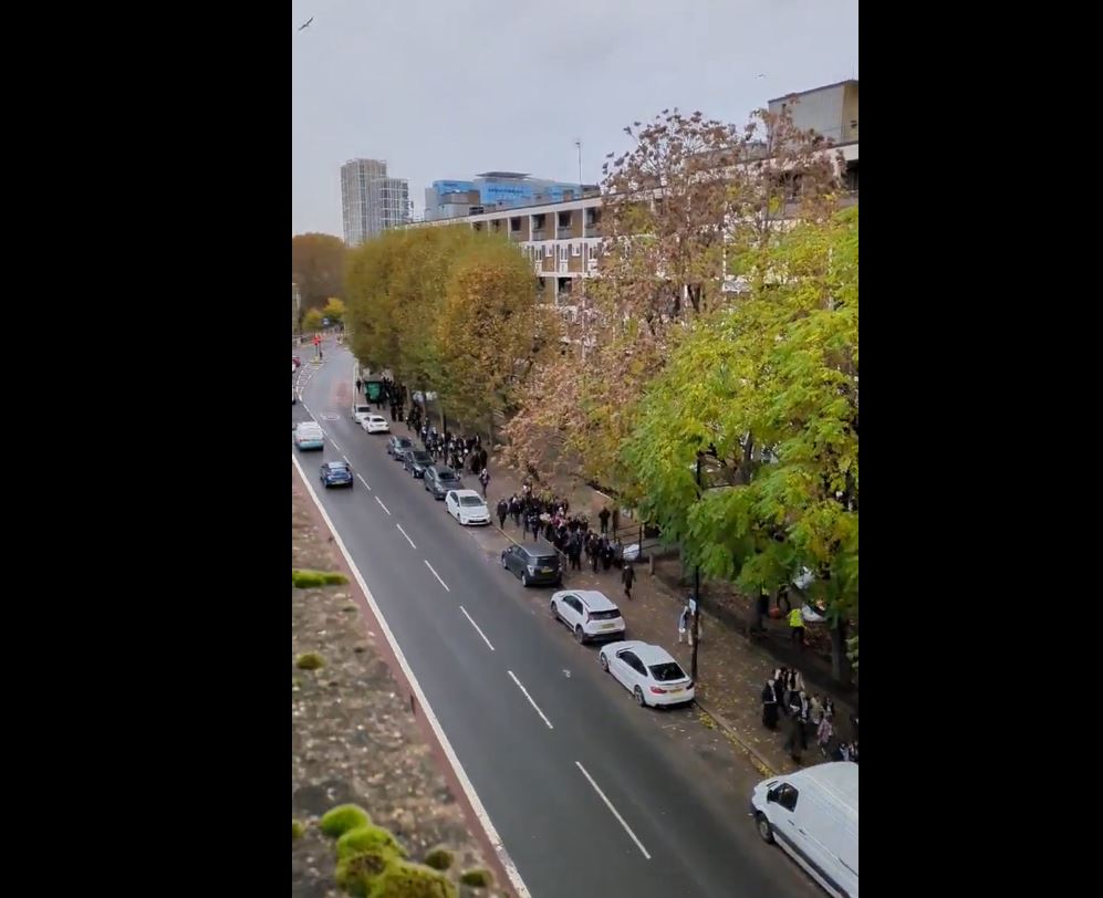 Video: 400 schoolchildren marching along Cambridge Heath Road chanting 'Free Palestine'