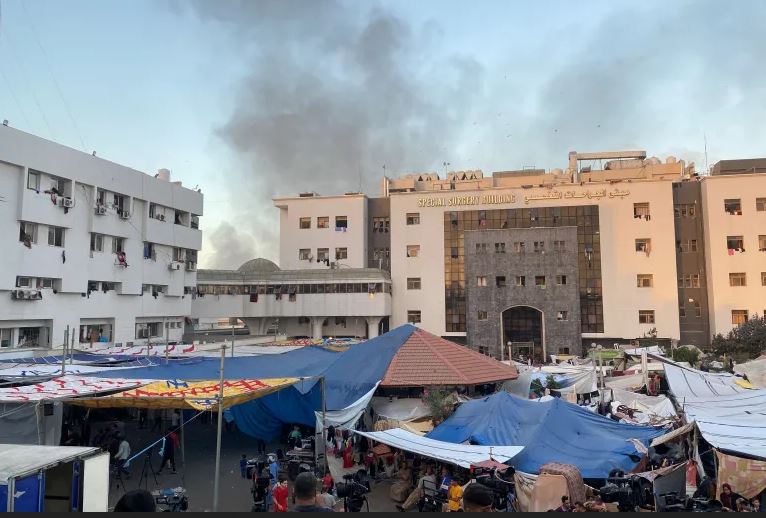 مدير الشفاء يتحدث عن الأوضاع الصعبة التي يعيشها أكثر من 7 آلاف شخص بين جريح ومريض ونازح بغزة
