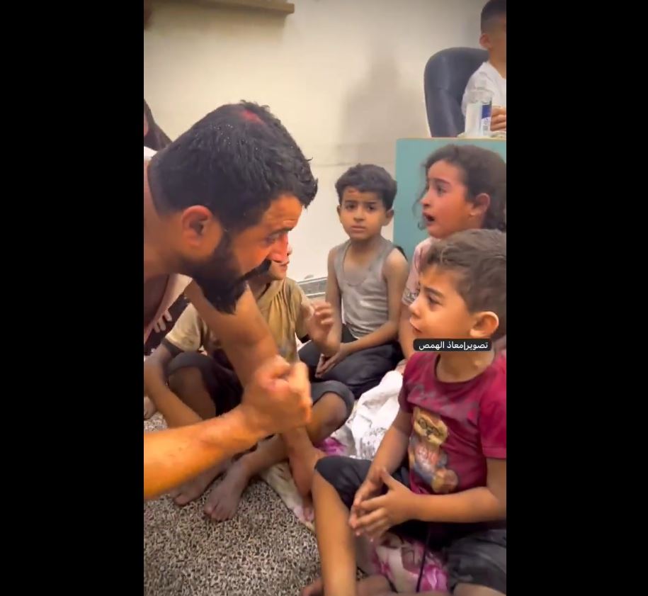 فيديو / أب فلسطيني يقول لأطفاله الذين تعرضوا لقصف وحشي صهيوني : ابقوا أقوياء