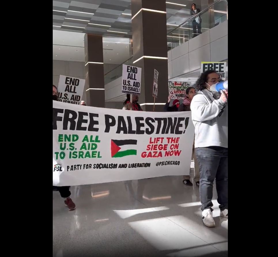 Video: Protestors shut down offices of Chicago Tribune, calling out names of Palestinian martyrs 