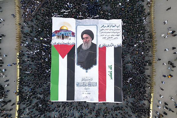 علَما العراق وفلسطين وصورة للسيد السيستاني في حفل التخرج المركزي لطلبة الجامعات العراقية