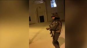 فيديو / جندي صهيوني يلقي قنبلة صوت داخل أحد مساجد أثناء رفع الآذان في الضفة الغربية 