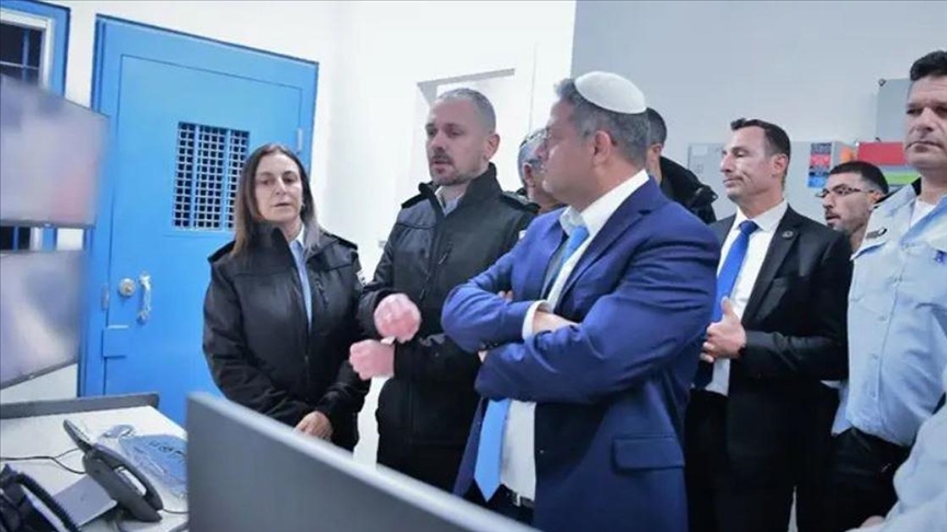 فيديو / المتطرف الصهيوني "بن غفير" يدعو لإعدام الأسرى الفلسطينيين بعد إذلالهم والتنكيل بهم