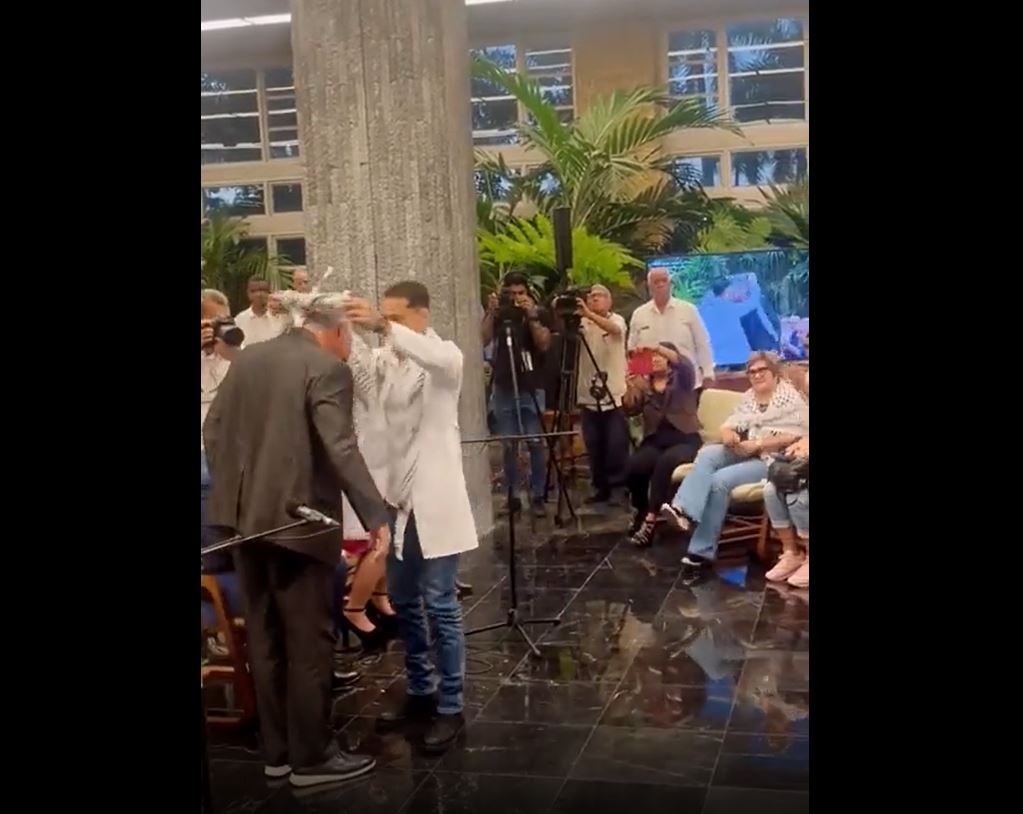 Video: Cuban President wears Palestinian keffiyeh in solidarity with Palestinian people 
