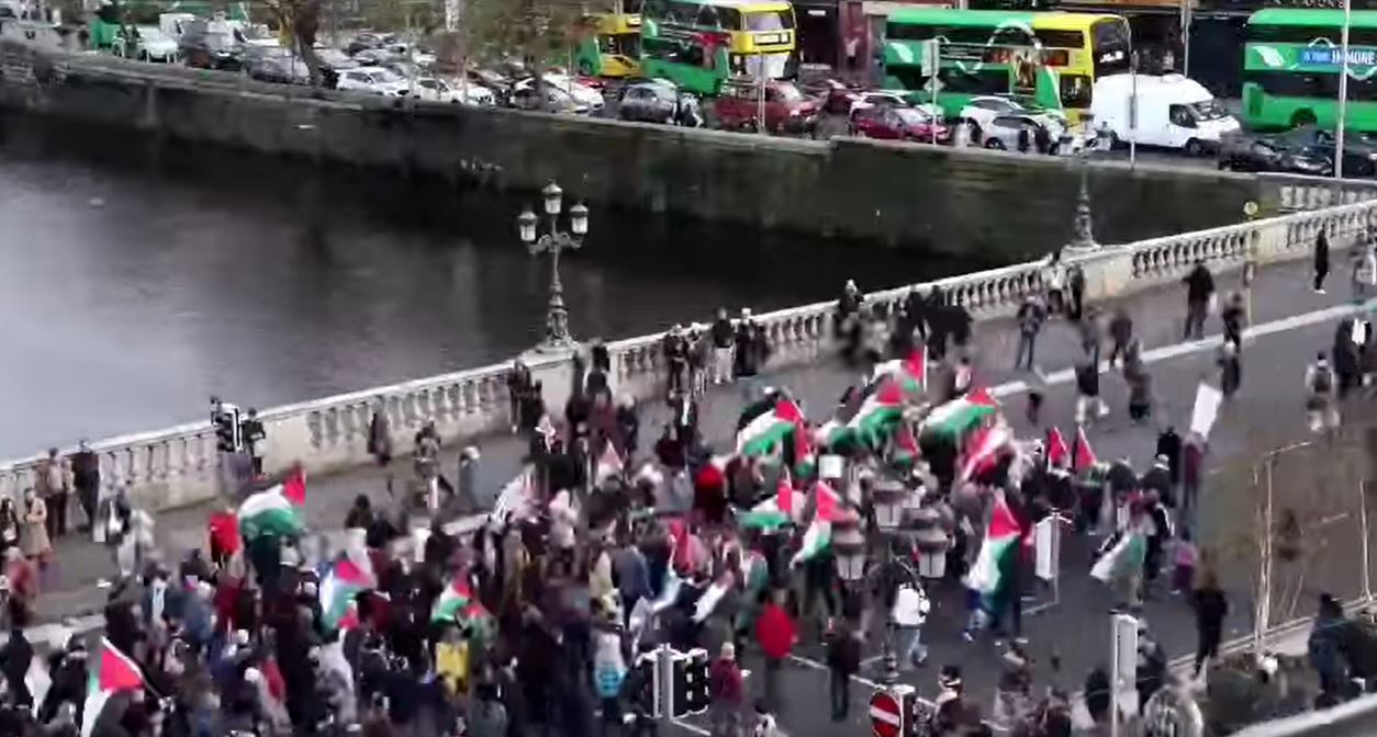 Video: Amazing solidarity with Palestine in O'Connell Bridge, Dublin, Ireland