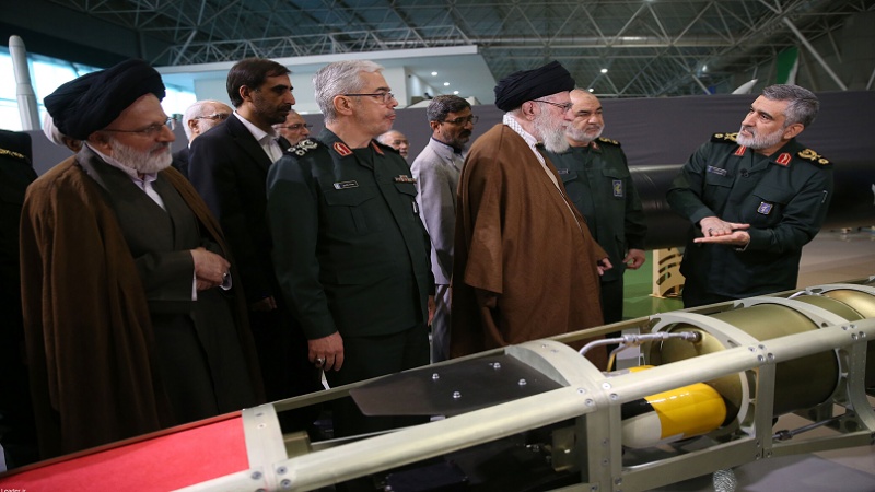 सुप्रीम लीडर आयतुल्लाहिल उज़मा सैयद अली ख़ामेनेई ने आज रविवार की सुबह "आशूरा एरोस्पेस साइंसेज़ यूनिवर्सिटी" का निरीक्षण किया।