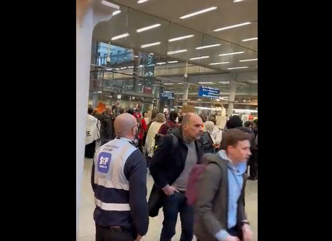Video: British Jews stage a sit-in at largest train stations in London demand end to Israeli genocide