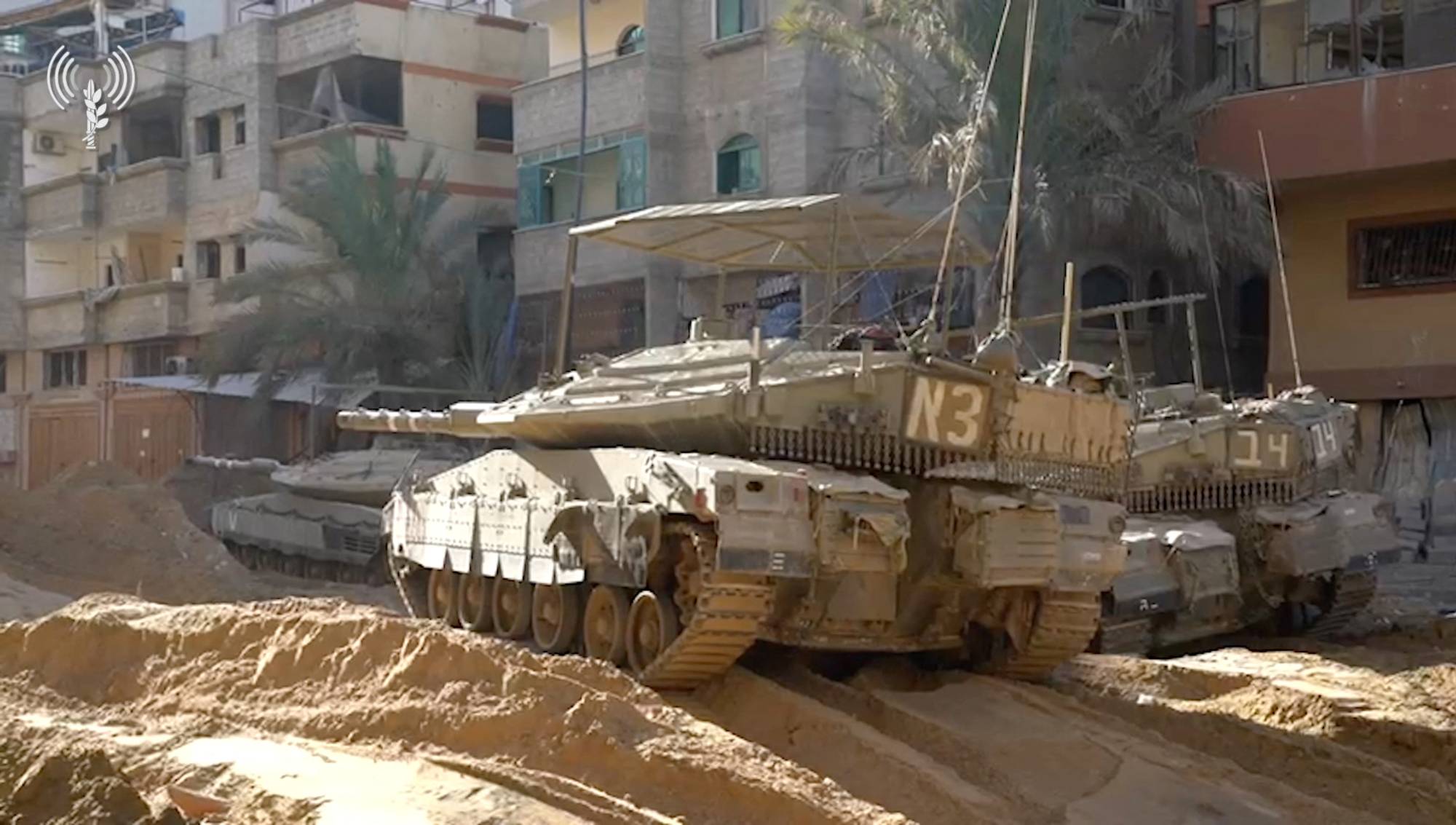 فيديو | المستشفى الإندونيسي في غزة محاط بالدبابات الإسرائيلية