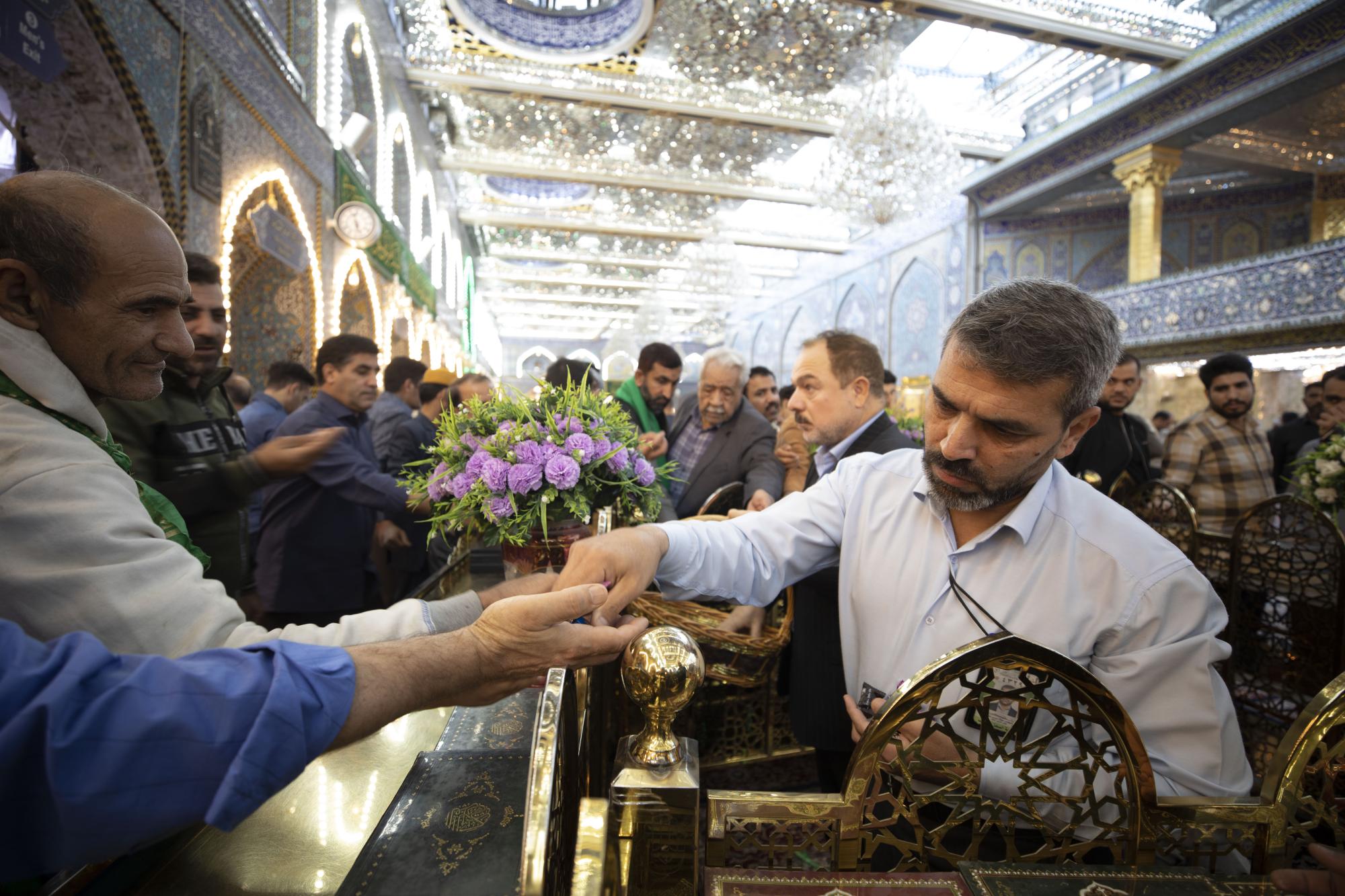 Servants of al-Abbas shrine congratulate visitors on birth of Lady Zaynab (+Photos)