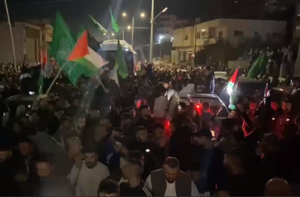 ویڈیو | رام اللہ میں غاصب صہیونیوں کے عقوبت خانوں سے رہا ہونے والی فلسطینی خواتین اور بچوں کا استقبال + تصویر