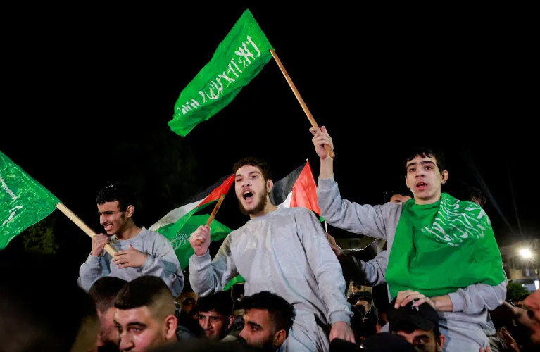 احتفالات تعم أرجاء المدن الفلسطينية بعد إفراج 150 من السجون الاحتلال الصهيوني