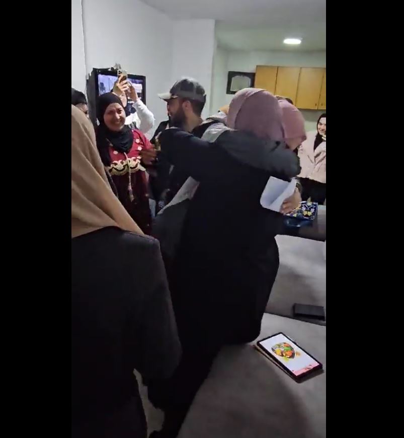 فيديو | مشهد ممتزج بالفرح والبكاء لأسيرة فلسطينية تفرج عنها بعد 8 سنوات