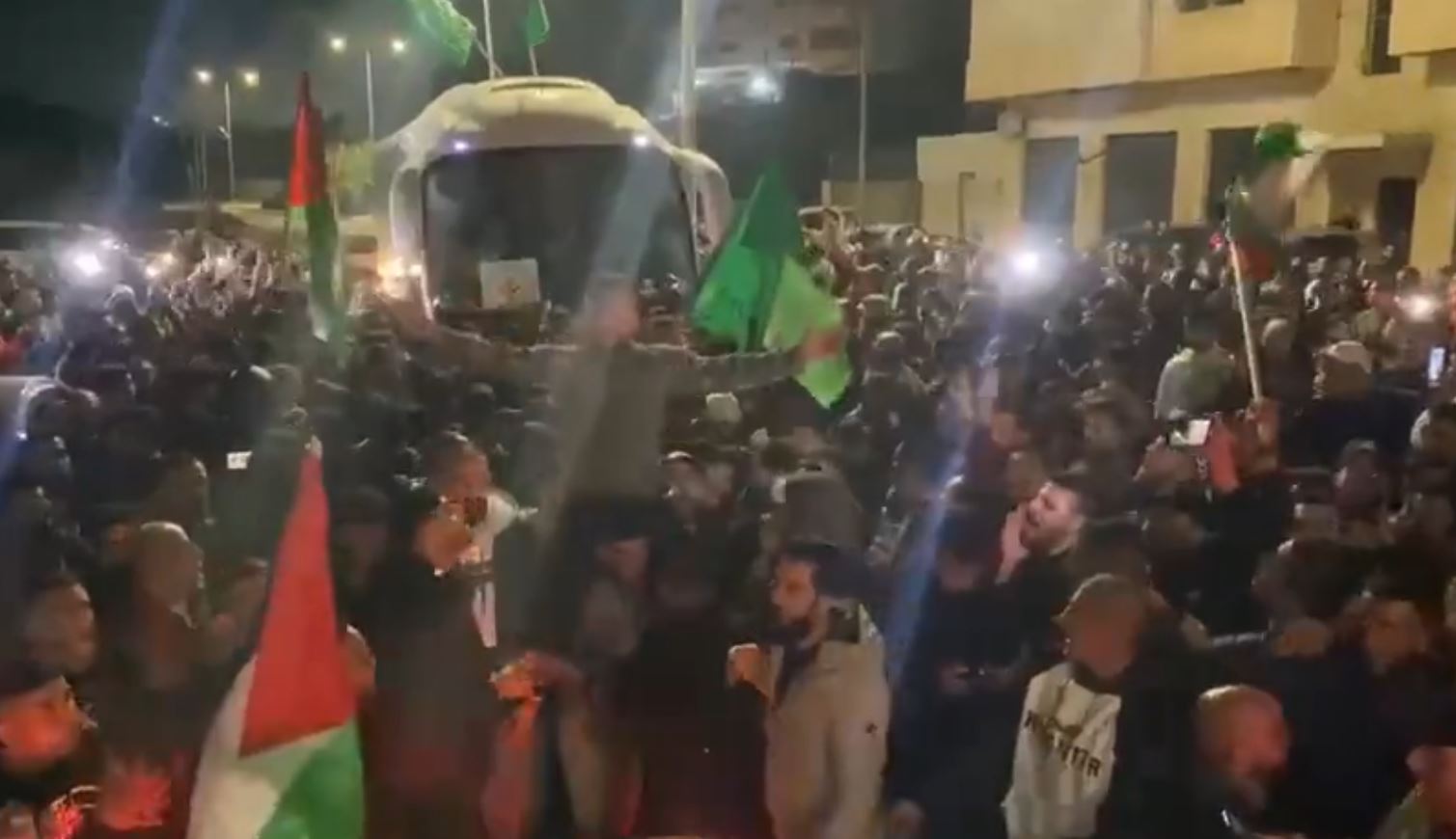 Video: Palestinians in Beitunia, West Bank, welcome first batch of women, children released by Israeli occupation 