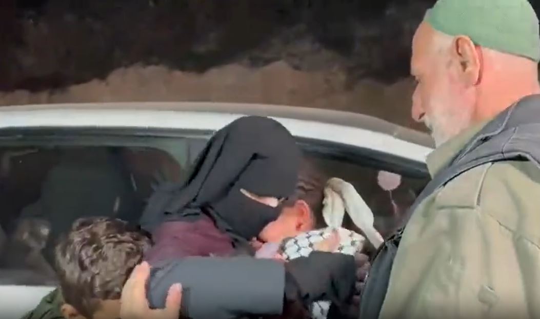 فيديو | الأم الفلسطينية "فاطمة" تنال حريتها بعد سنوات الانتظار في سجون الاحتلال 