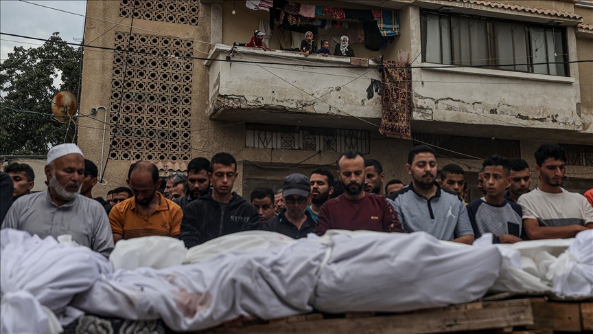  Gazans flocked to graves of loved ones killed in Israeli attacks amid humanitarian pause