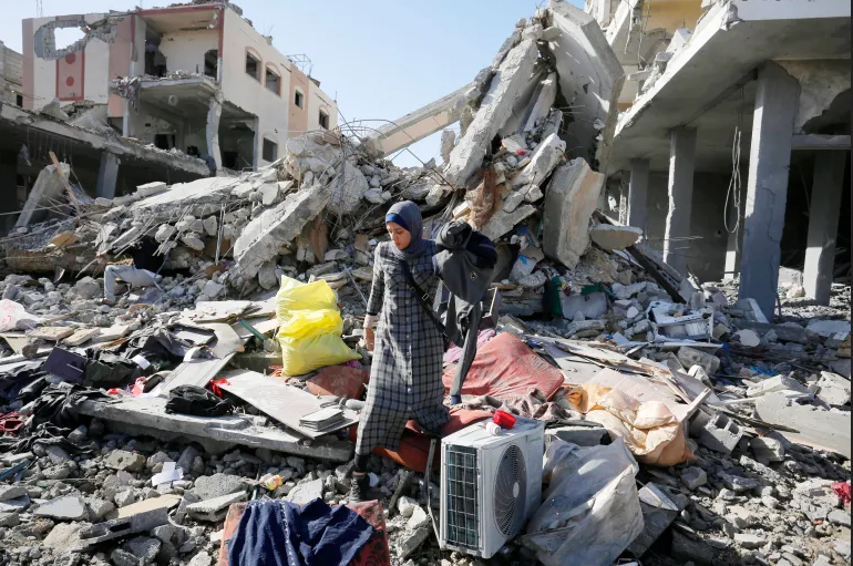 الفلسطينيون يكتشفون حجم الكارثة والجرائم والدمار الهائل في مناطق سكنهم بعد الهدنة