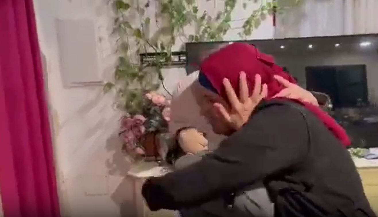 Video: Moment freed Palestinian woman Israa Jaabis arrived in her home in Al-Quds after 8 years 