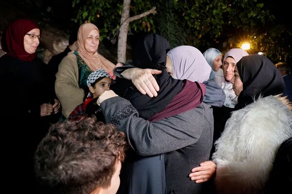 Hamas hands over 13 Israeli, 4 foreign poisoners to ICRC