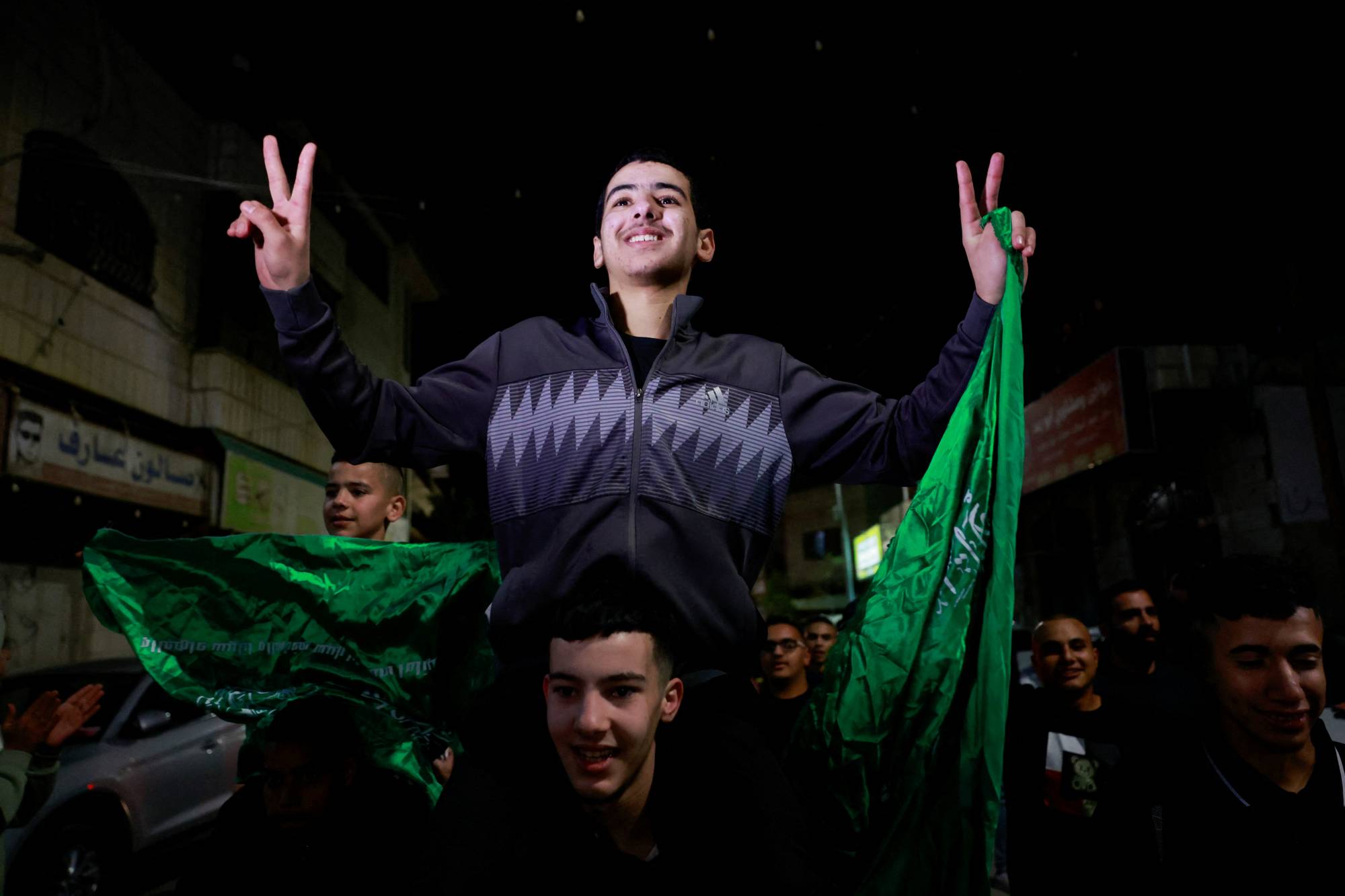 الكيان الصهيوني يطلق سراح 39 أسيرا فلسطينيا جمعيهم أطفال تحت اعتداءات لمستقبليهم 
