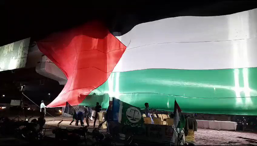 Video: Huge Palestinian flag raised in Karachi, Pakistan