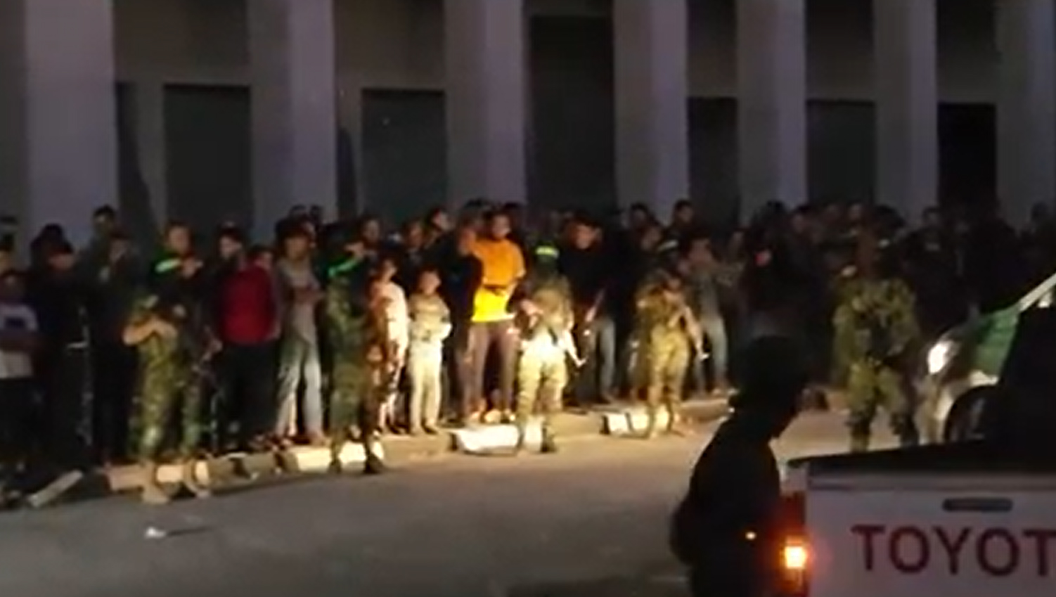 فيديو | القسام تستعرض قوة في ظهور مفاجئ خلال تسليم محتجزين إسرائيليين في قلب غزة