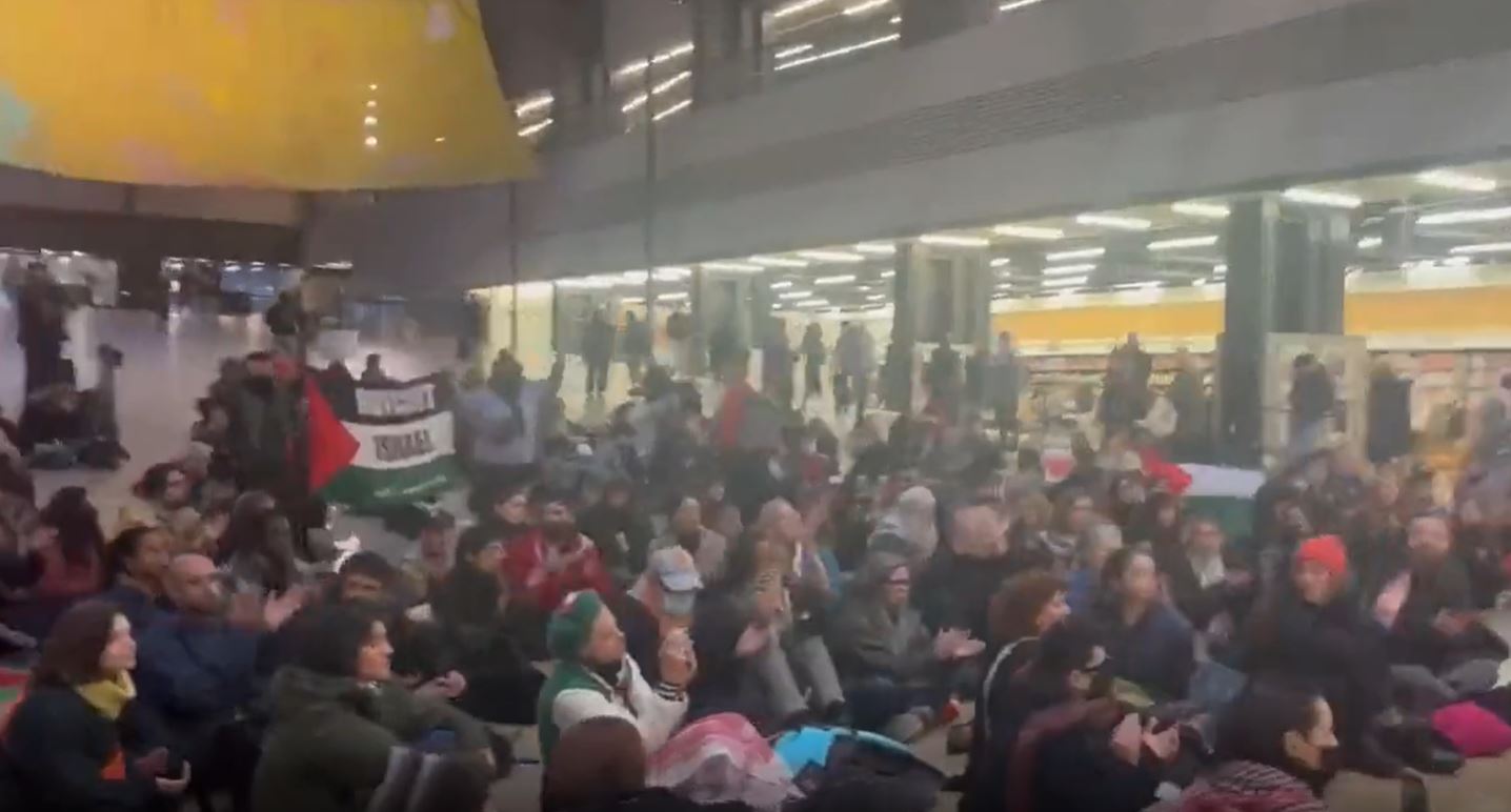 Video: Workers at Tate Britain in London hold a vigil in protest of British complicity in Israeli war crimes