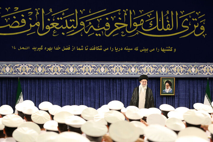 Imam Khamenei receives Navy commanders, officials
