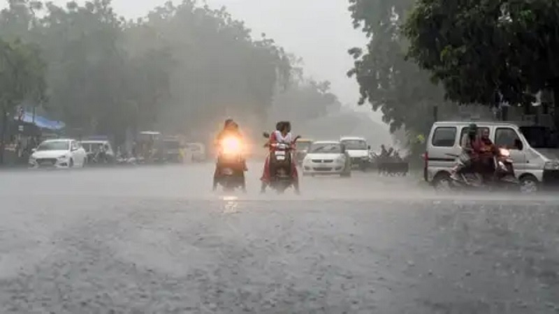 गुजरात और मध्य प्रदेश में बेमौसम भारी बारिश, बिजली गिरने से 28 लोगों की मौत