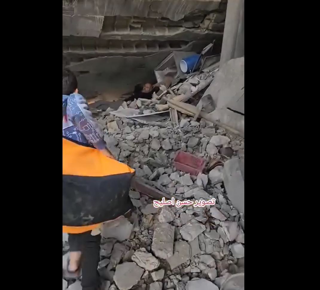 Video: Palestinian family in Khuza'a, S Gaza insists on living in their destroyed home by Israel