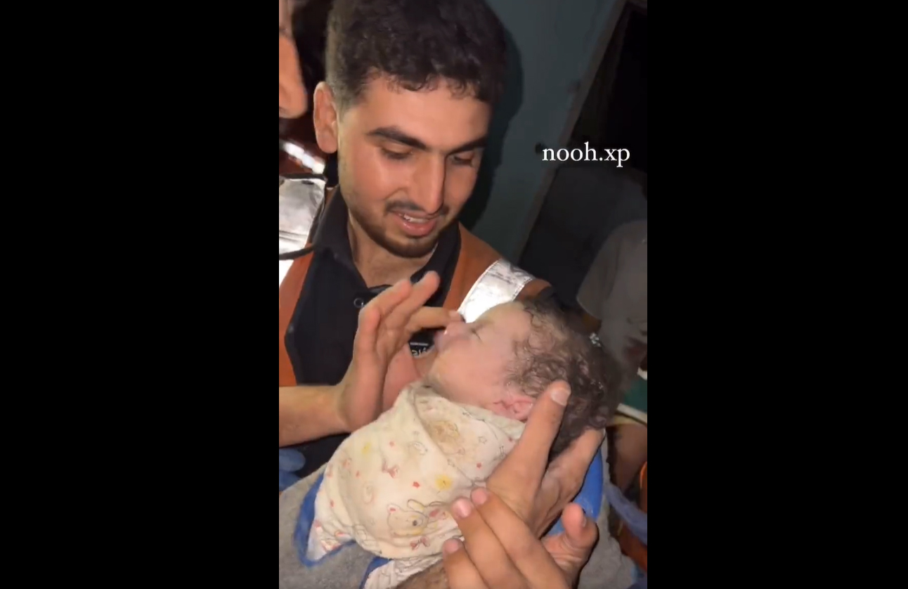 فيديو | انتشال رضيع فلسطيني من تحت الأنقاض في غزة