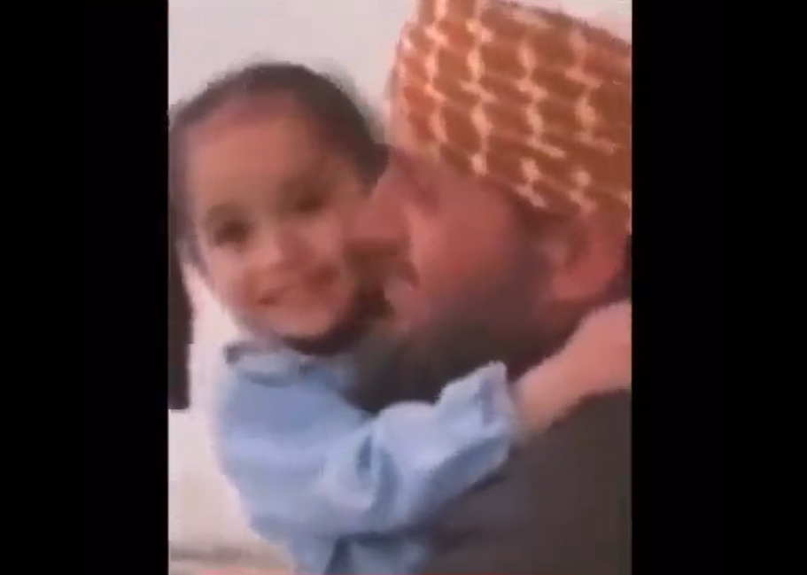 فيديو | مقطع مأثر لأب فلسطيني يداعب طفلته قبل استشهادها في قصف صهيوني 