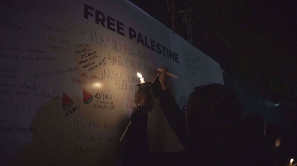 Video: Indonesians hold candlelight vigil for peace in Gaza