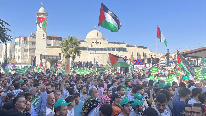آلاف الأردنيين في وقفة تضامن مع غزة قرب سفارة إسرائيل