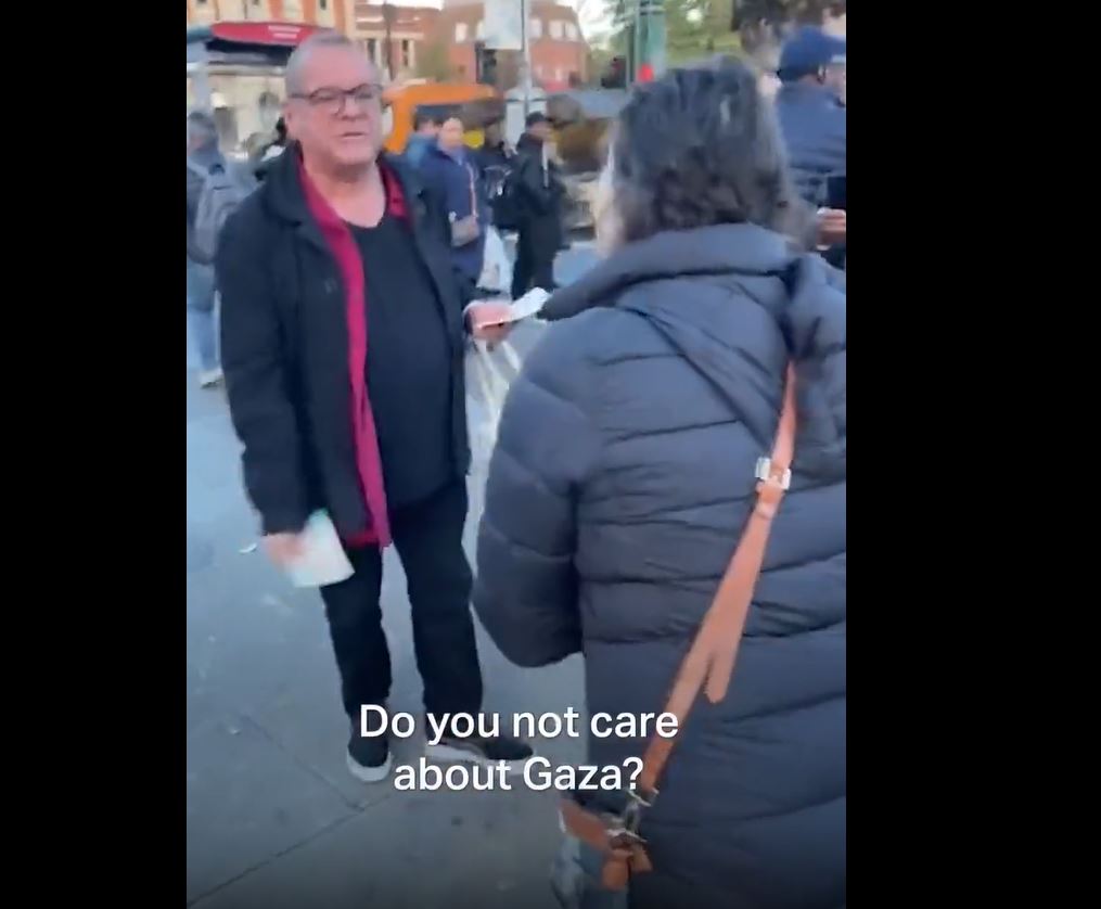 Video: Pro-Israeli activist in London, who were distributing leaflets in solidarity with Gaza