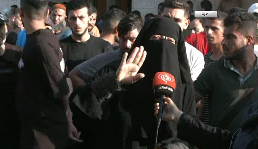 إمرأة غزية تنادي: تهنأوا يا عرب.. ناموا وارتاحوا ! + فيديو