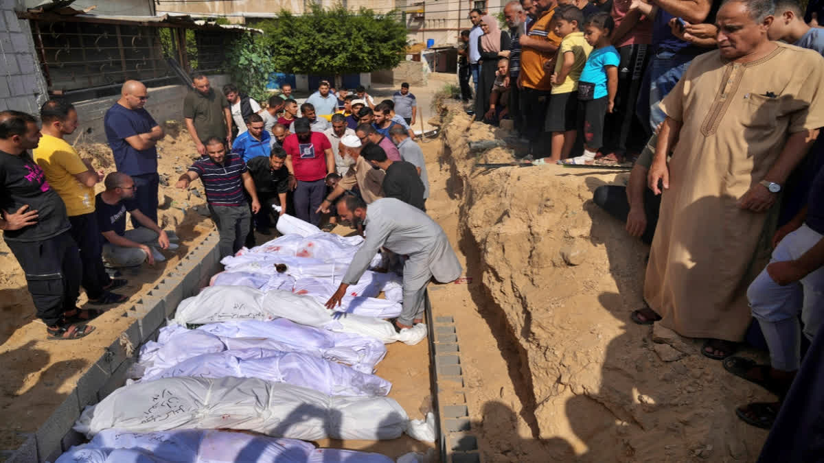 Palestinians in Gaza bury martyrs in mass graves