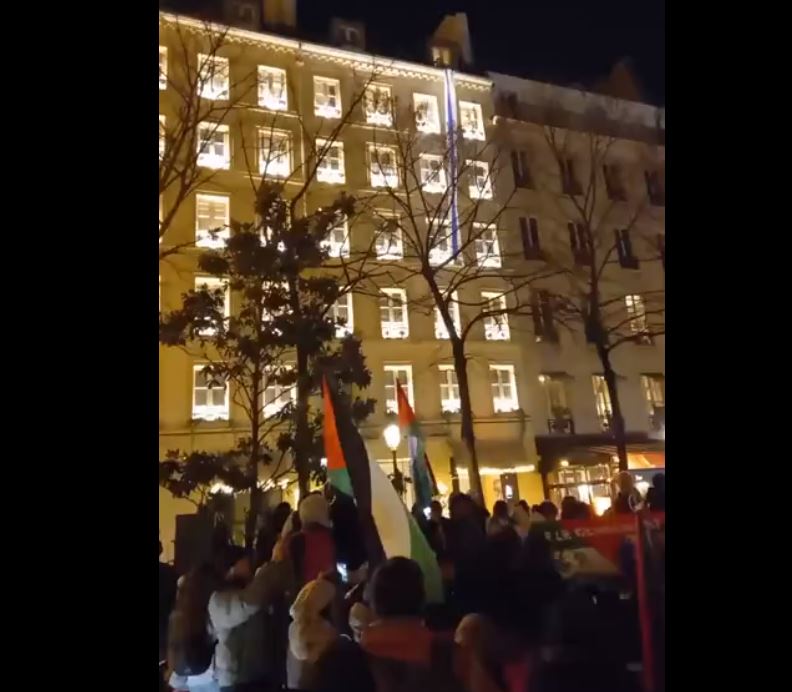 Video: Muslim activists attend peaceful vigil in front of University of Sorbonne, France in support of Palestine